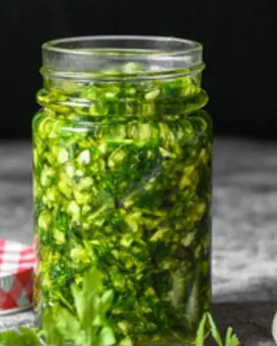 Frasco de ajo con perejil