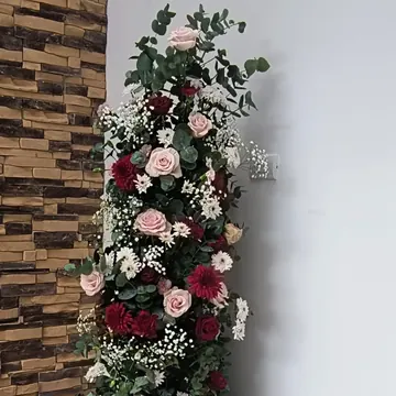 Columna floral de rosas, dalias y gipsofila