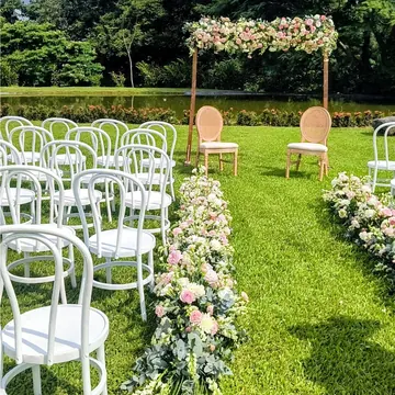 Pasillo de flores rosadas y arco en jardín