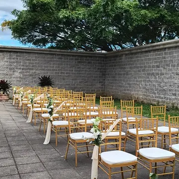 Ceremonia en exteriores con sillas doradas