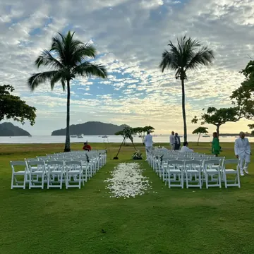 Ceremonia frente al mar con pasillo de pétalos