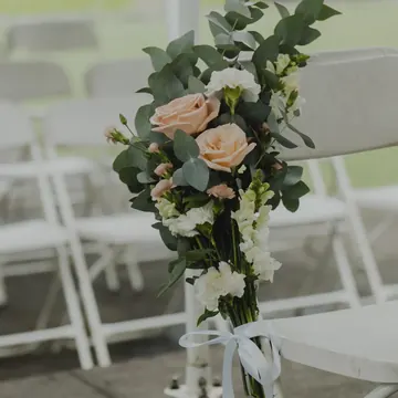 Ramillete de rosas durazno en silla de ceremonia