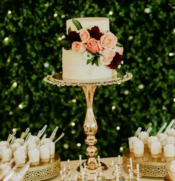 Pastel con rosas y mesa de postres