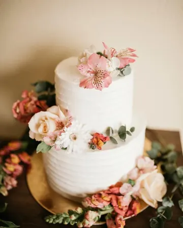 Pastel de dos pisos con flores rosadas