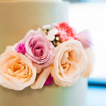 Pastel de boda con rosas durazno y rosadas