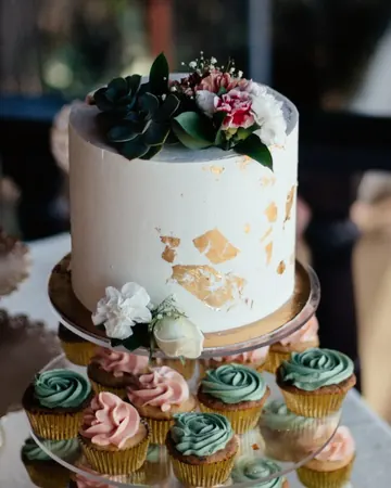 Pastel con suculentas y cupcakes