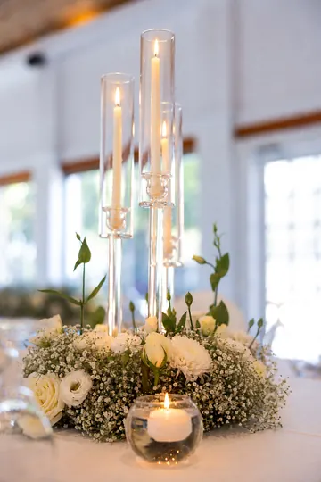 Base blanca de rosas y gipsofila con candelabro de cristal