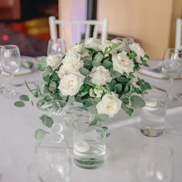 Centro de mesa blanco con eucalipto y velas