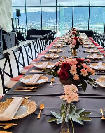Mesa imperial con flores rosa y vino