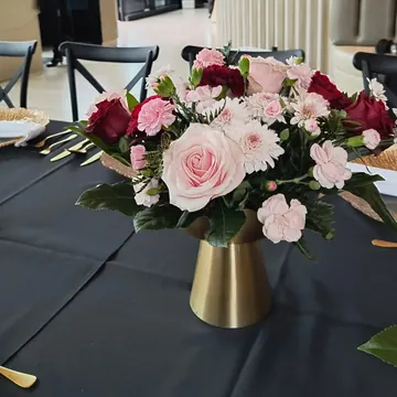 Centro de rosas rosadas en base dorada