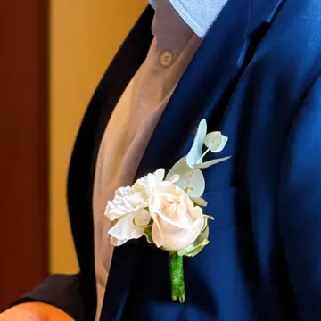 Boutonniere de rosa blanca