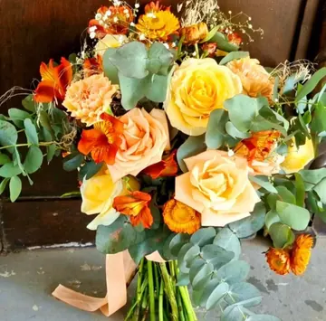 Ramo de rosas amarillas y naranjas