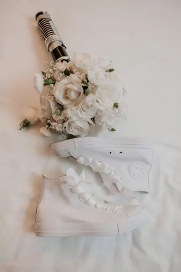 Ramo de rosas blancas con tenis de novia