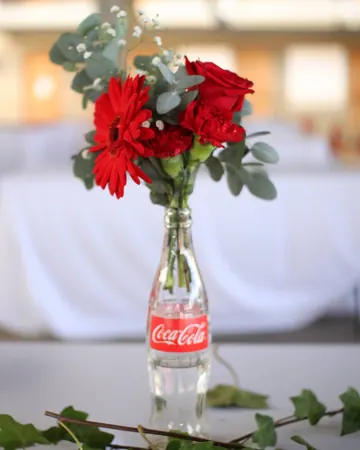 Evento corporativo con rosas y gerberas rojas