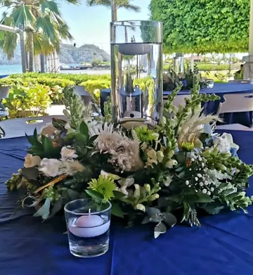 Centro de mesa para un cumpleaños frente al mar