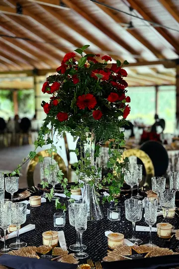 Centro alto de flores rojas con hiedra para unos 15 años