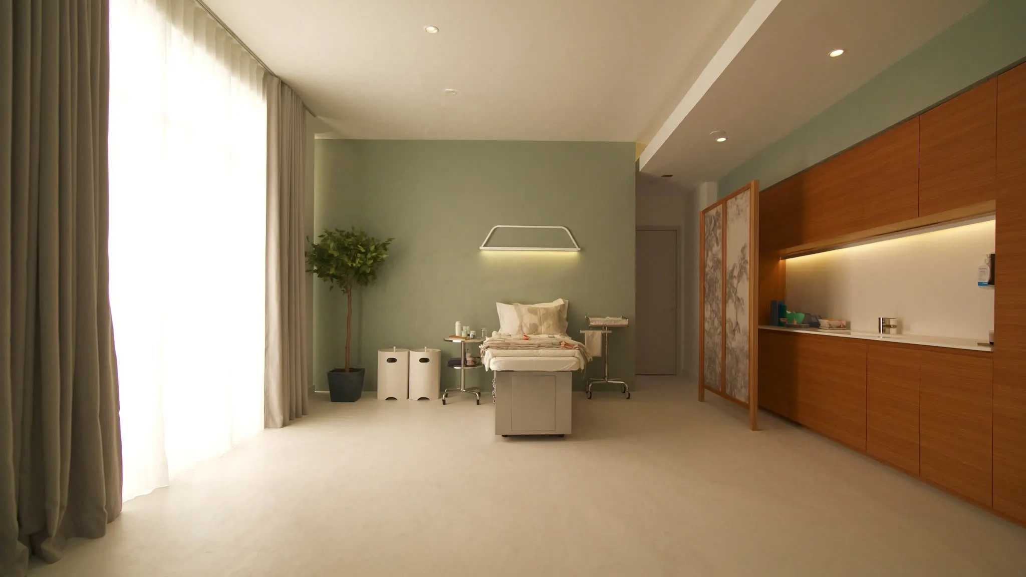 Sala de consulta de la clínica, cálida y con luz natural