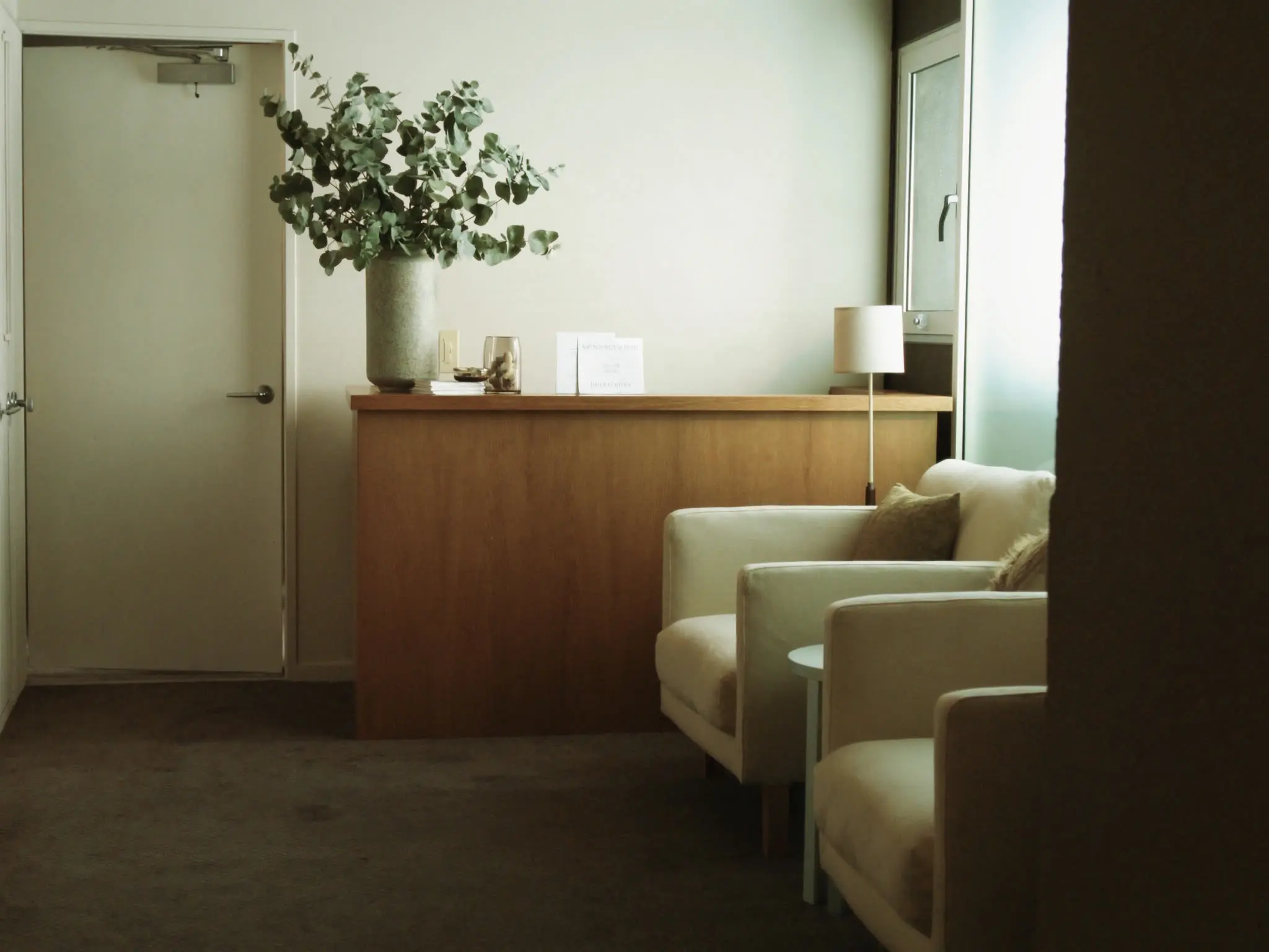 Recepción de la clínica, cálida y con luz natural
