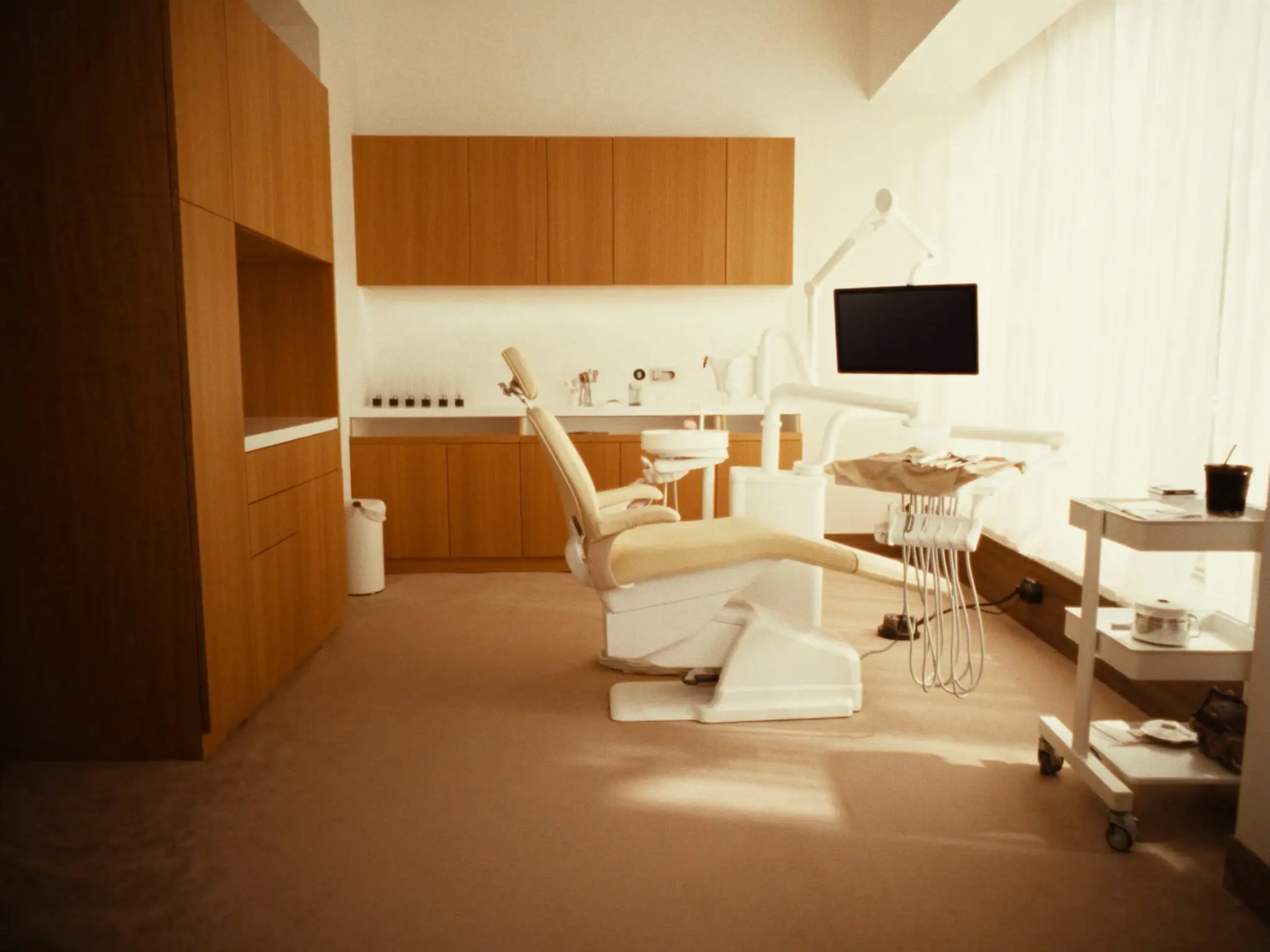 Monitor junto al sillón dental para seguir el procedimiento en tiempo real