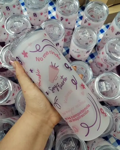 Vaso skinny personalizado en primer plano y una caja llena de vasos iguales detrás