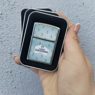Encendedores personalizados con la marca de un cliente, dentro de su lata