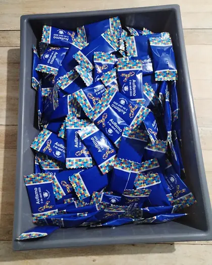 Caja llena de dulces personalizados con envoltorio impreso, listos para entregar
