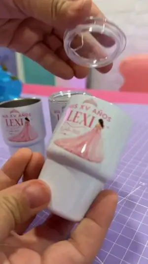 Vasos de shot personalizados para una fiesta de quince años
