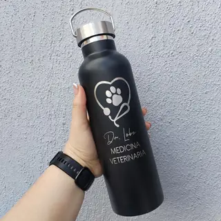 Botella insulada grabada con láser con el nombre de una clínica veterinaria