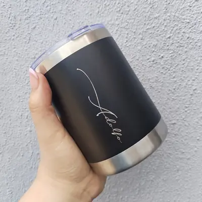Vaso whiskero de acero grabado con láser con un nombre en letra manuscrita