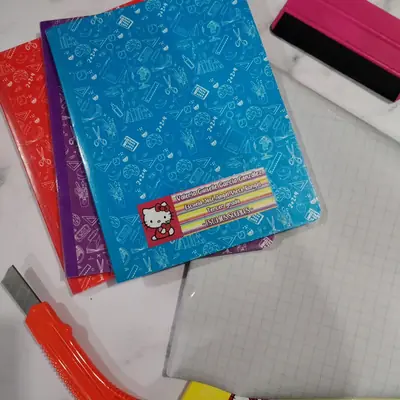 Cuadernos forrados y etiquetados sobre la mesa de trabajo