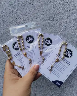 Recuerditos con denario, empacados uno por uno con su tarjeta impresa