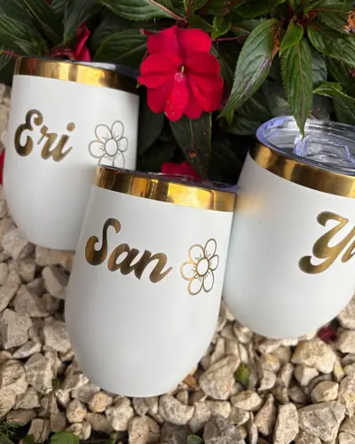 Tres vasos térmicos blancos personalizados con nombres en dorado