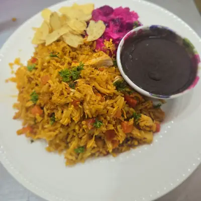 Arroz con pollo de Golden Kitchen con ensalada de remolacha, frijoles molidos y tostadas