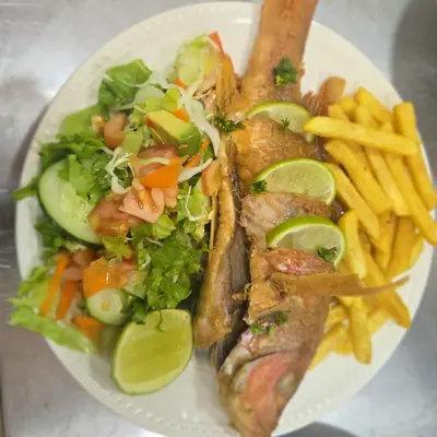 Pargo frito entero de Golden Kitchen con ensalada, limón y papas