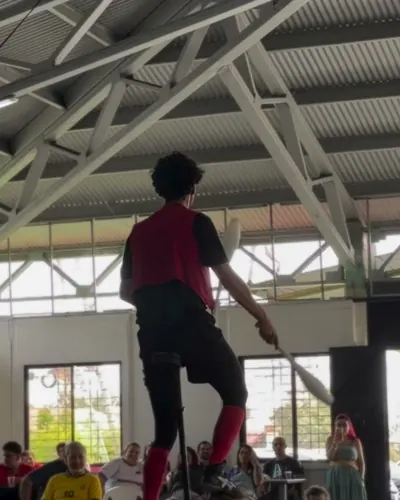 Kachevaches en monociclo en un salón lleno de niños con camisetas de fútbol