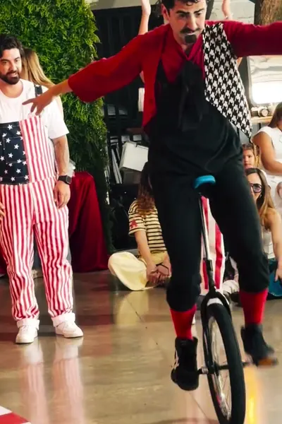 Kachevaches en monociclo durante un cumpleaños decorado de circo