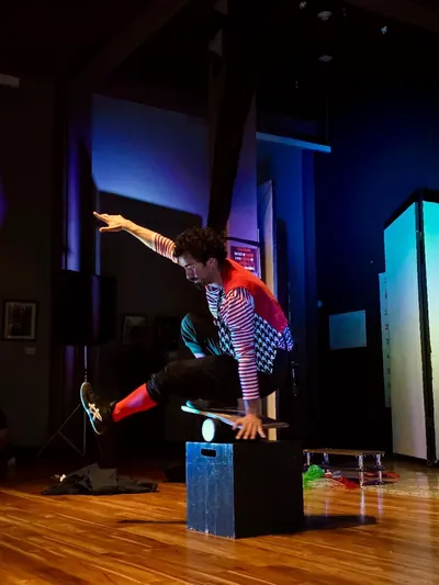 Kachevaches en equilibrio sobre tubos apilados en el escenario