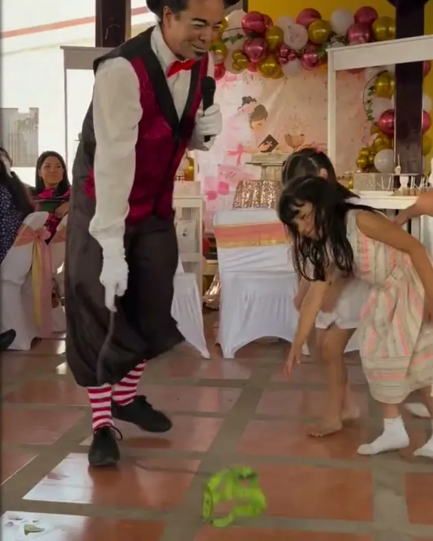 Payaso del show jugando con las niñas en una fiesta de cumpleaños