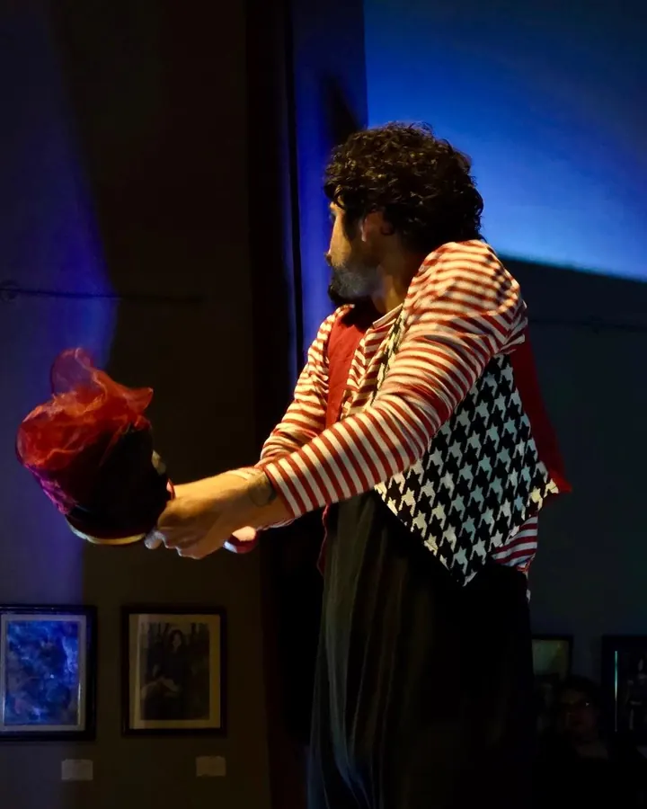 Kachevaches en escena, sacando un pañuelo rojo de su sombrero