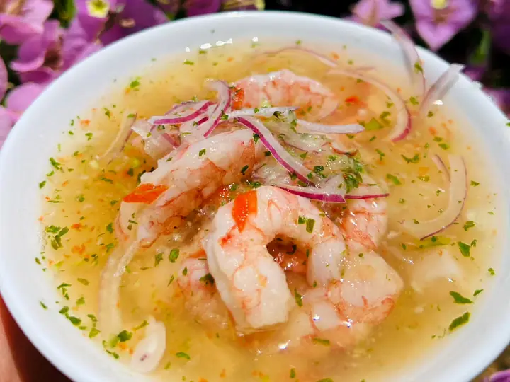 Ceviche de Pollo Elí con limón y cebolla morada