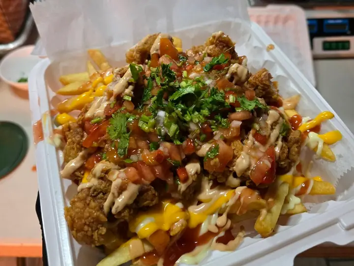 Chicken Papas de Pollo Elí en su caja: papas, pollo crujiente, salsa, queso y pico de gallo