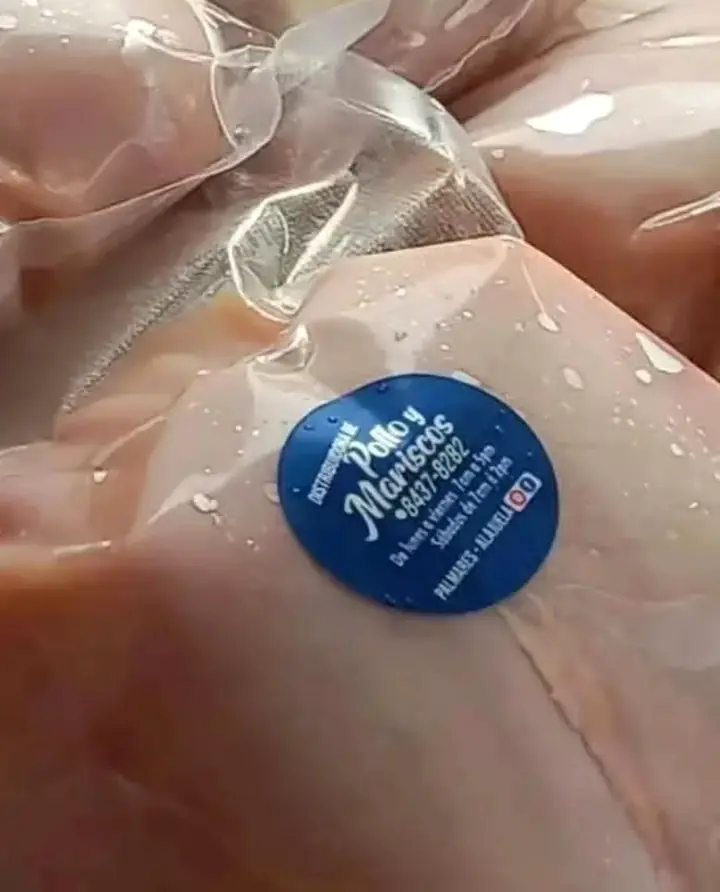 Pollo empacado al vacío con el sello azul de la distribuidora